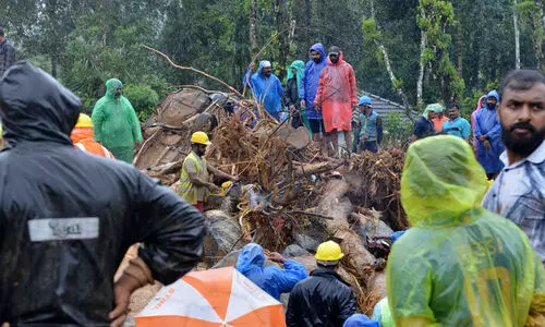 മരണഭൂമിയായി മുണ്ടക്കൈ; എങ്ങും ഉറ്റവർക്കായുള്ള വിലാപങ്ങൾ; മണ്ണിൽപുതഞ്ഞത് ഒരു ഗ്രാമം ഒന്നാകെ