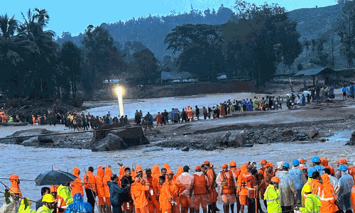 പുഴയിലൂടെ ഒഴുകിയെത്തിയത് കെട്ടിപ്പുണർന്ന മൃതദേഹങ്ങൾ, കസേരയിലിരിക്കുന്ന നിലയിൽ ജീവനറ്റ ശരീരങ്ങൾ; മുണ്ടക്കൈയിൽ നെഞ്ചകം വിങ്ങി രക്ഷാപ്രവർത്തകർ