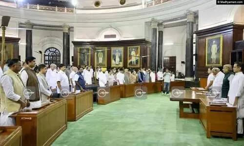 ഉരുൾപൊട്ടൽ ദുരന്തത്തിനിരയായവർക്ക് ആദരാഞ്ജലി അർപ്പിച്ച് കോൺഗ്രസ് പാർലമെന്ററി പാർട്ടി യോഗം