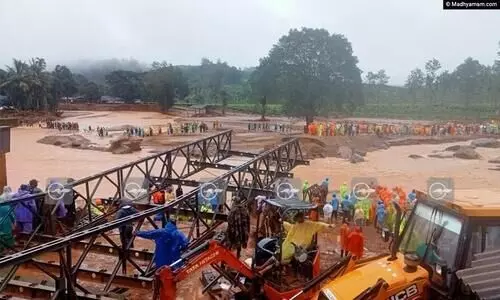 ചേർത്തുപിടിച്ച് സൈനികർ; ദുരന്തഭൂമിയിൽ താൽക്കാലിക പാലം ഒരുങ്ങുന്നു