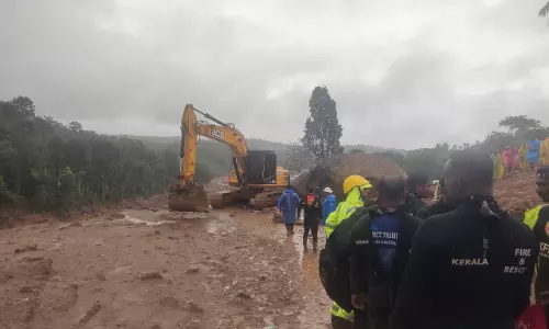 മുണ്ടക്കൈയിൽ രക്ഷാപ്രവർത്തനത്തിന് തിരിച്ചടിയായി കനത്ത മഴ