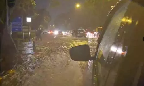 ഡൽഹിയിൽ കനത്ത മഴ, റെഡ് അലർട്ട്; വിമാനങ്ങൾ വഴിതിരിച്ചുവിട്ടു