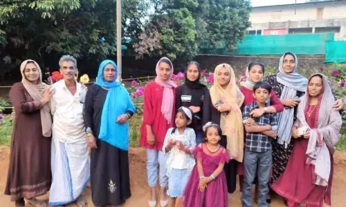 പ്ര​കൃ​തി കീ​റി​യെ​റി​ഞ്ഞു; 12 ​പേ​രു​ടെ ആ ​സ​ന്തോ​ഷ ചി​ത്രം