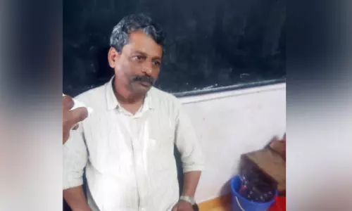 മ​ഴ ശ​ക്ത​മാ​യ​പ്പോ​ൾ ത​റ​വാ​ട് വീ​ട്ടി​ലേ​ക്ക്; ആ ​ഉ​ൾ​വി​ളി​യി​ൽ റ​സാ​ഖ് ര​ക്ഷ​പ്പെ​ട്ടു