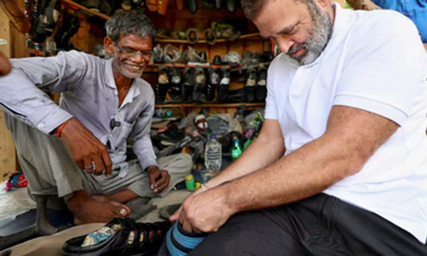 രാഹുൽ ഗാന്ധി തുന്നിയ ചെരിപ്പിന് രണ്ട് ലക്ഷം വിലപറഞ്ഞ് ആളുകൾ; വിൽക്കാതെ കച്ചവടക്കാരൻ