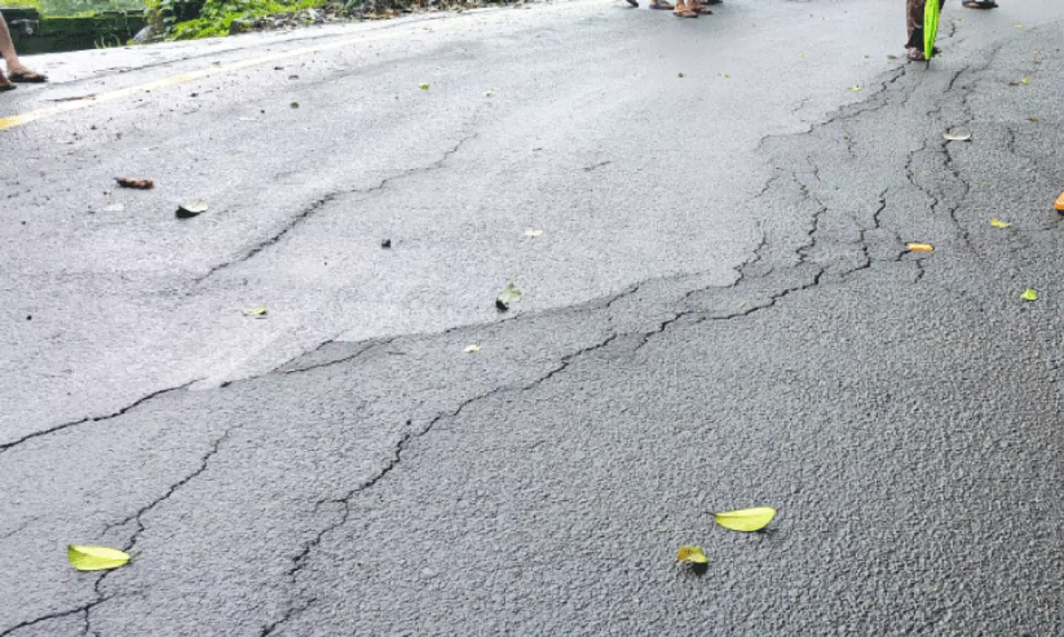 ചു​രം റോ​ഡി​ൽ വി​ള്ള​ല്‍