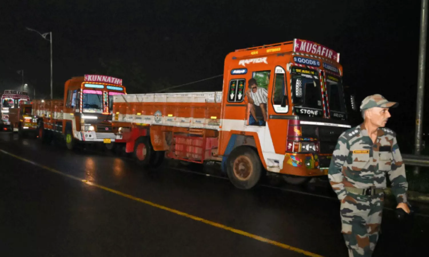 ബെ​യ്‍ലി പാ​ലം സാ​മ​ഗ്രി​ക​ൾ ക​ണ്ണൂ​രി​ലെ​ത്തി; ഇ​ന്ന് പു​റ​പ്പെ​ടും