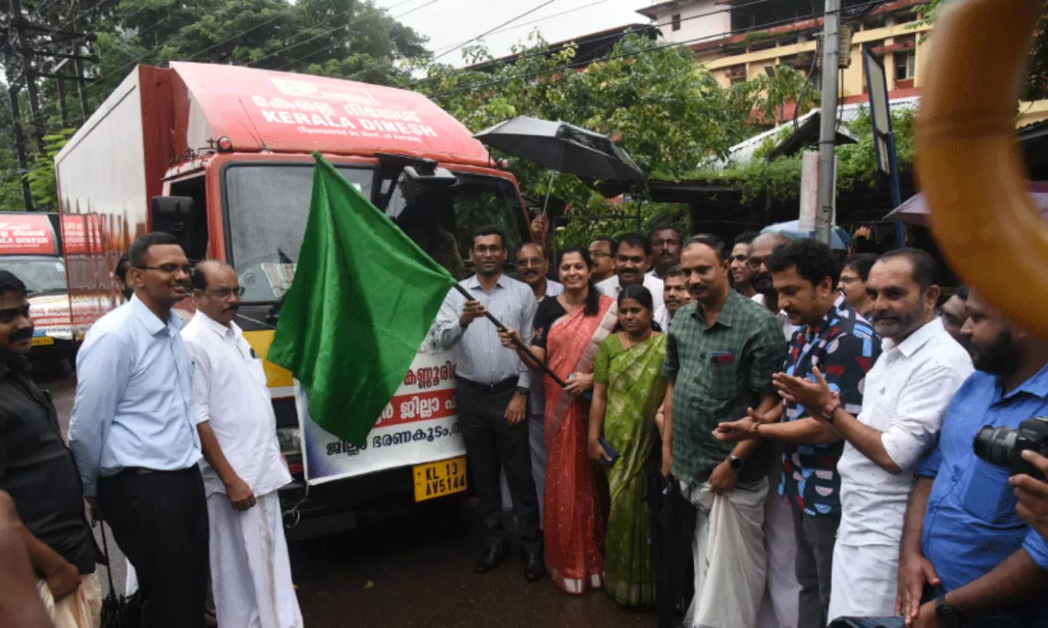 വ​യ​നാ​ട്ടി​ലേ​ക്ക് സ​ഹാ​യ​പ്ര​വാ​ഹം