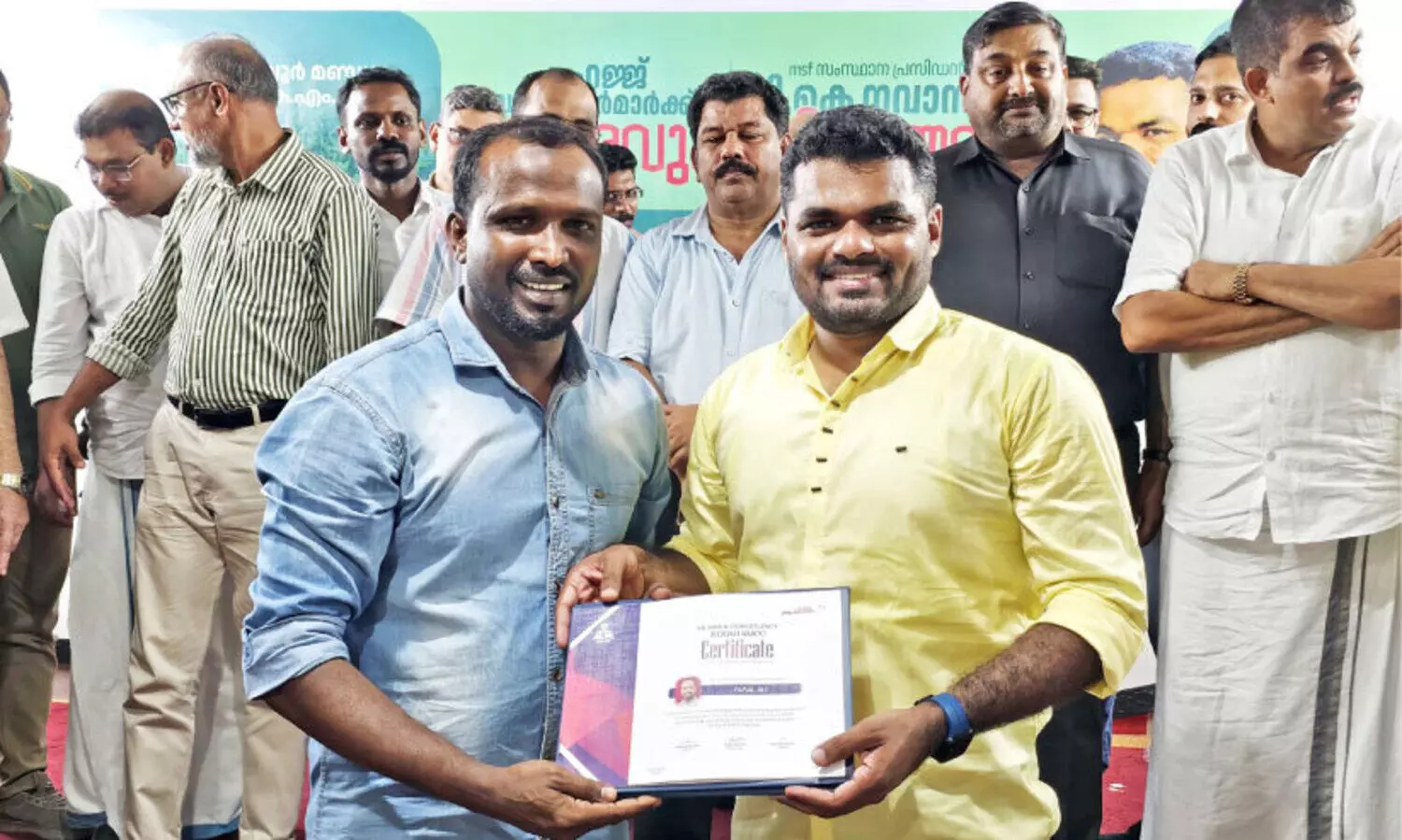 സ​ർ​ട്ടി​ഫി​ക്ക​റ്റ് വി​ത​ര​ണം ചെ​യ്യു​ന്നു