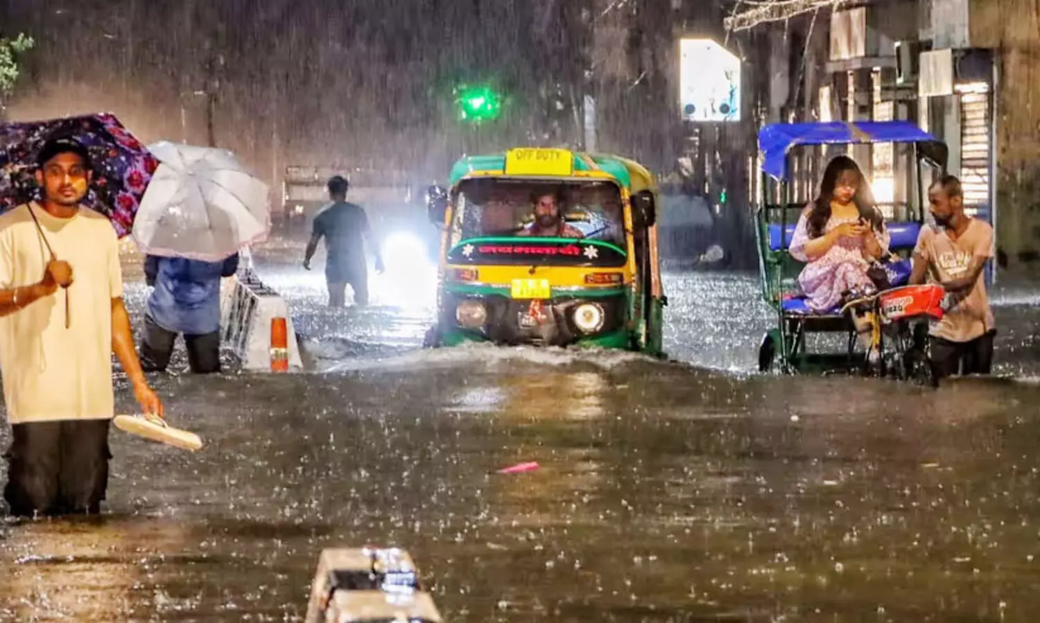 റെക്കോഡ് മഴയിൽ മുങ്ങി  ഡൽഹി: മരണം 10 ആയി
