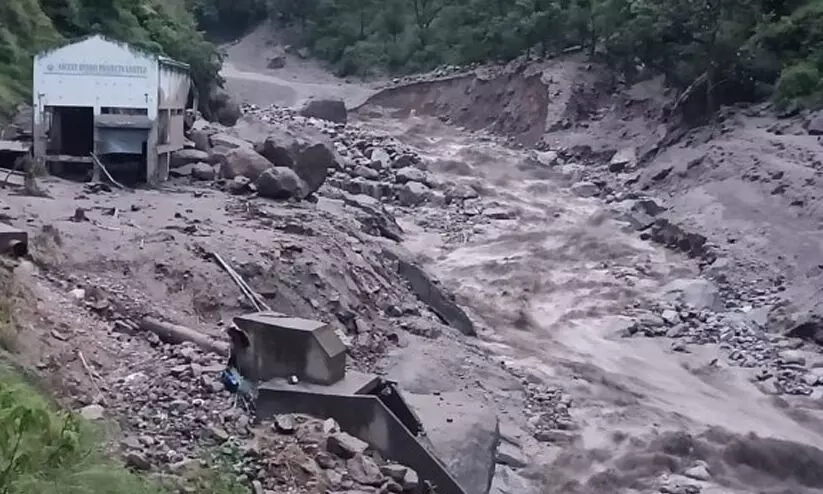 ഹിമാചൽപ്രദേശിൽ മേഘവിസ്ഫോടനം; 32 പേരെ കാണാനില്ല, ദുരന്തവിവരം പുറത്തറിയാൻ വൈകി ഹിമാചൽപ്രദേശിൽ മേഘവിസ്ഫോടനം; 32 പേരെ കാണാനില്ല, ദുരന്തവിവരം പുറത്തറിയാൻ വൈകി