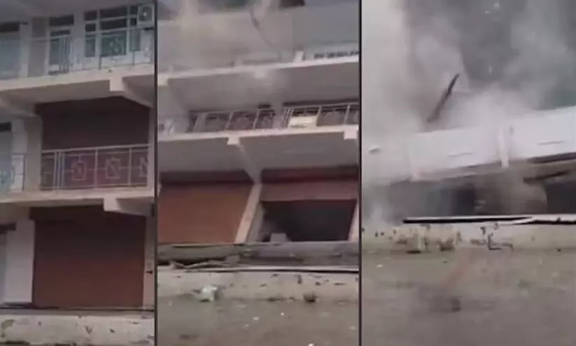 ഹിമാചൽ മേഘവിസ്ഫോടനം: കെട്ടിടം തകരുന്നതിന്റെ ഞെട്ടിക്കുന്ന ദൃശ്യങ്ങൾ പുറത്ത് ഹിമാചൽ മേഘവിസ്ഫോടനം: കെട്ടിടം തകരുന്നതിന്റെ ഞെട്ടിക്കുന്ന ദൃശ്യങ്ങൾ പുറത്ത്