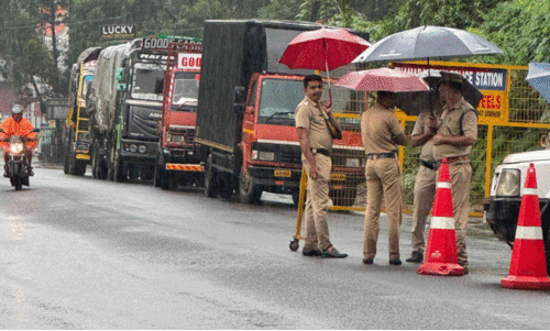 പിടിച്ചിട്ട ചരക്കുലോറികൾ ദേശീയ പാതയോരത്ത് നിറഞ്ഞു: ദുരിതത്തിലായി ലോറി ഡ്രൈവർമാർ