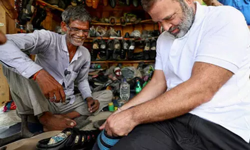 രാഹുൽ ഗാന്ധി തുന്നിയ ചെരിപ്പിന് രണ്ട് ലക്ഷം വിലപറഞ്ഞ് ആളുകൾ; വിൽക്കാതെ കച്ചവടക്കാരൻ