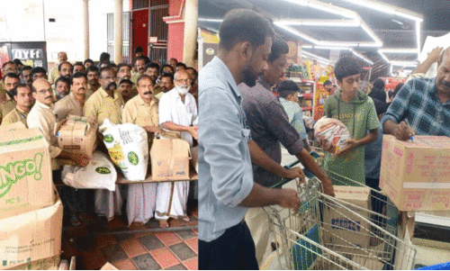 ദു​ര​ന്തബാ​ധി​ത​രെ ചേ​ർ​ത്തു​പി​ടി​ച്ച് കാ​സ​ർ​കോട്ടുകാർ ​