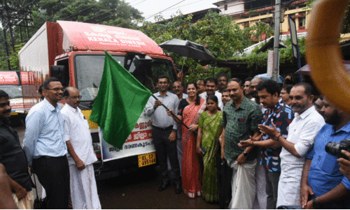 വ​യ​നാ​ട്ടി​ലേ​ക്ക് സ​ഹാ​യ​പ്ര​വാ​ഹം