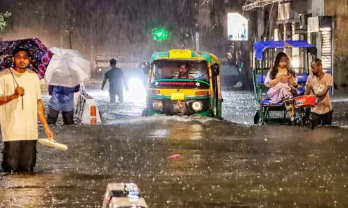 റെക്കോഡ് മഴയിൽ മുങ്ങി  ഡൽഹി: മരണം 10 ആയി