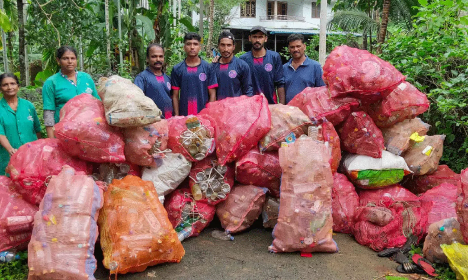 പുഴയിൽനിന്ന് 20 ചാക്ക് പ്ലാസ്റ്റിക് കുപ്പികൾ ശേഖരിച്ചു
