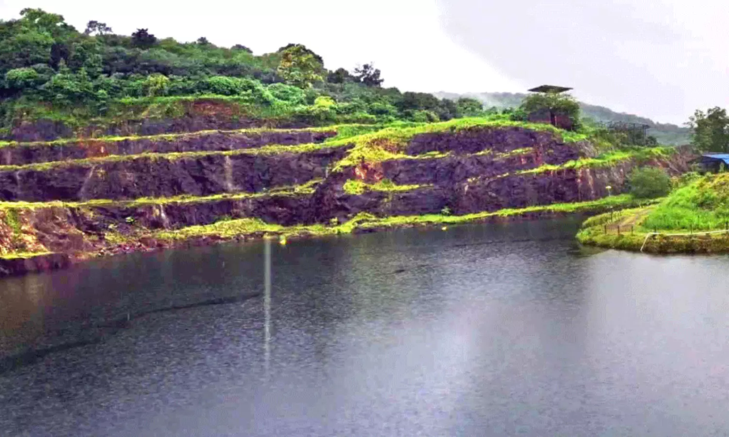 പ്രദേശവാസികളുടെ ഉറക്കം കെടുത്തി കുഞ്ഞാലിപ്പാറ കുന്നിലെ ജലബോംബ്