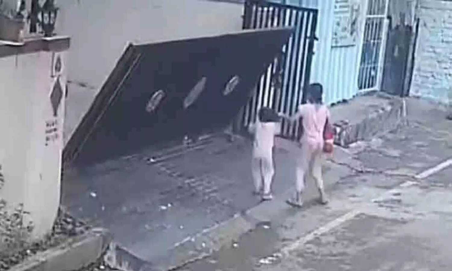 കളിച്ചുകൊണ്ടിരിക്കെ ഇരുമ്പ് ഗേറ്റ് ദേഹത്ത് വീണ് മൂന്നരവയസുകാരിക്ക് ദാരുണാന്ത്യം