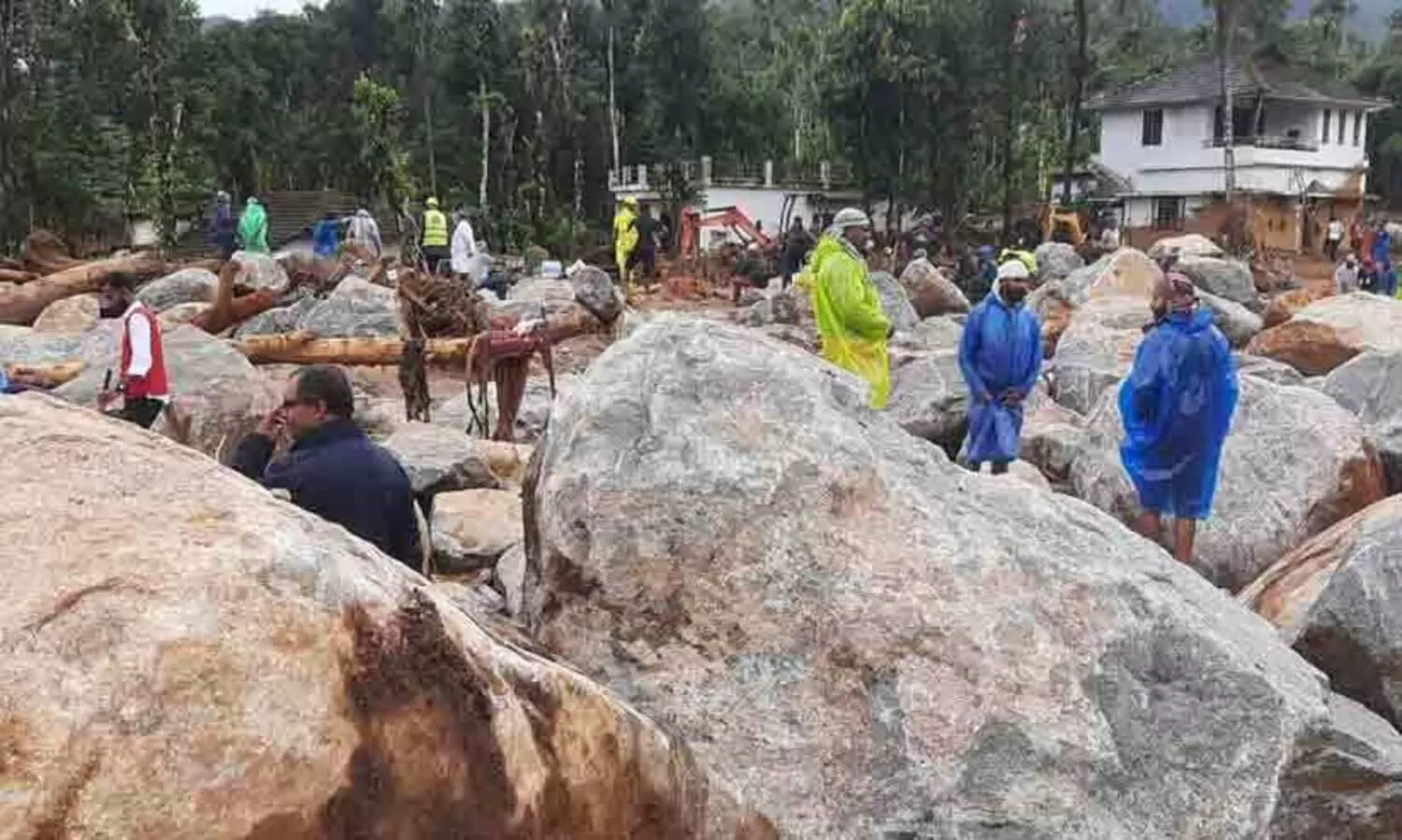 വയനാട്ടിലെ ഉരുൾപൊട്ടലിൽ വീട് നഷ്ടപ്പെട്ട മൂന്ന്  സഹപ്രവർത്തകർക്ക് കൈത്താങ്ങാകാൻ കേരള പൊലീസ് ഹൗസിങ് സഹകരണ സംഘം