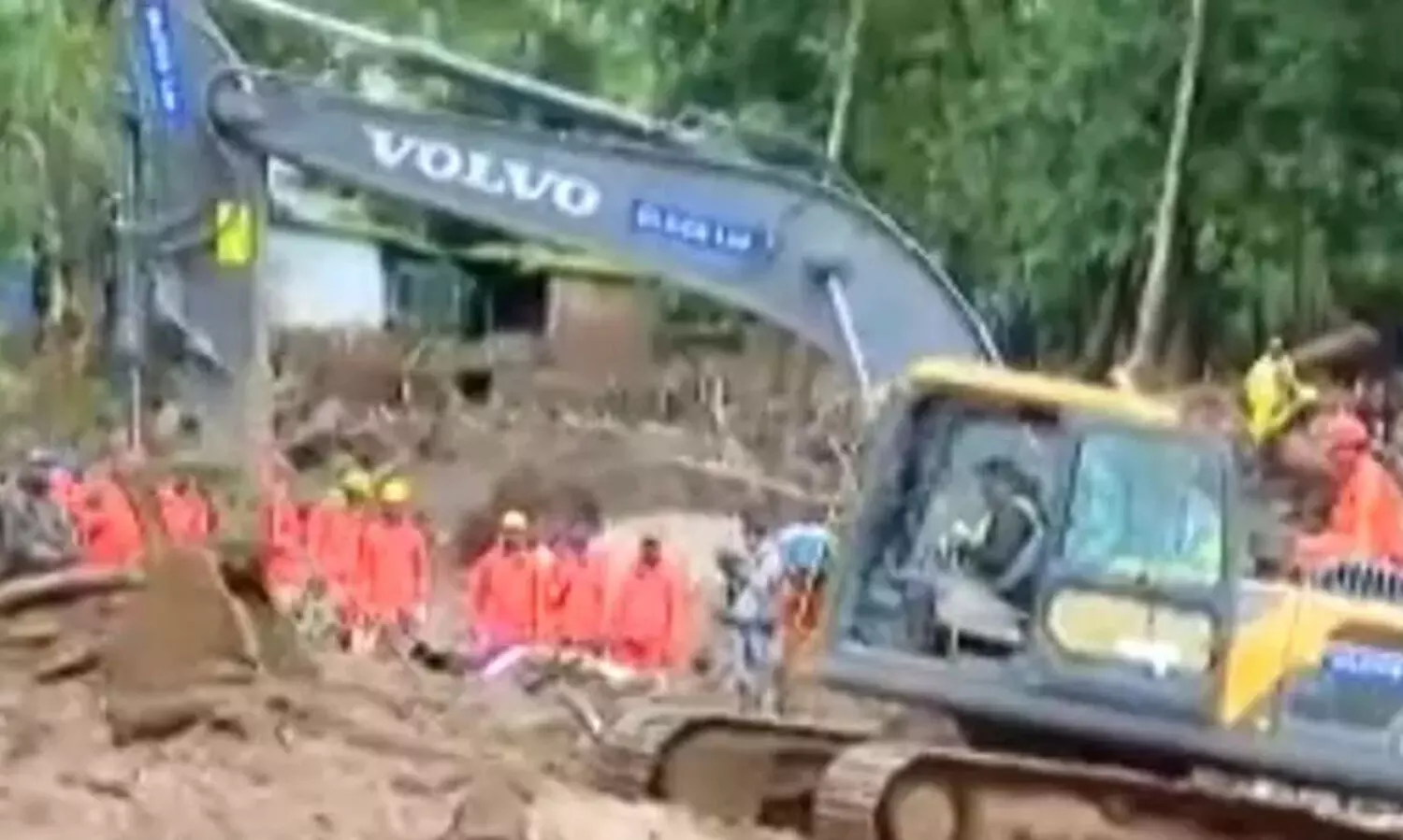 മുണ്ടക്കൈയിൽ മണ്ണിനടിയിൽ ജീവന്‍റെ തുടിപ്പ്? മനുഷ്യന്‍റേതെന്ന് ഉറപ്പില്ല; റഡാർ സിഗ്നൽ ലഭിച്ച സ്ഥലത്ത് പരിശോധന