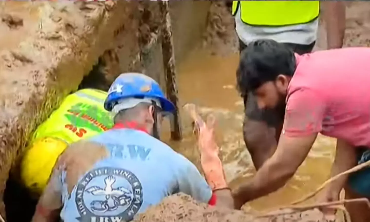 അത് ജീവന്റെ തുടിപ്പാണോ? സിഗ്നൽ കിട്ടിയ സ്ഥലത്ത് രാത്രിയും റഡാർ പരിശോധന