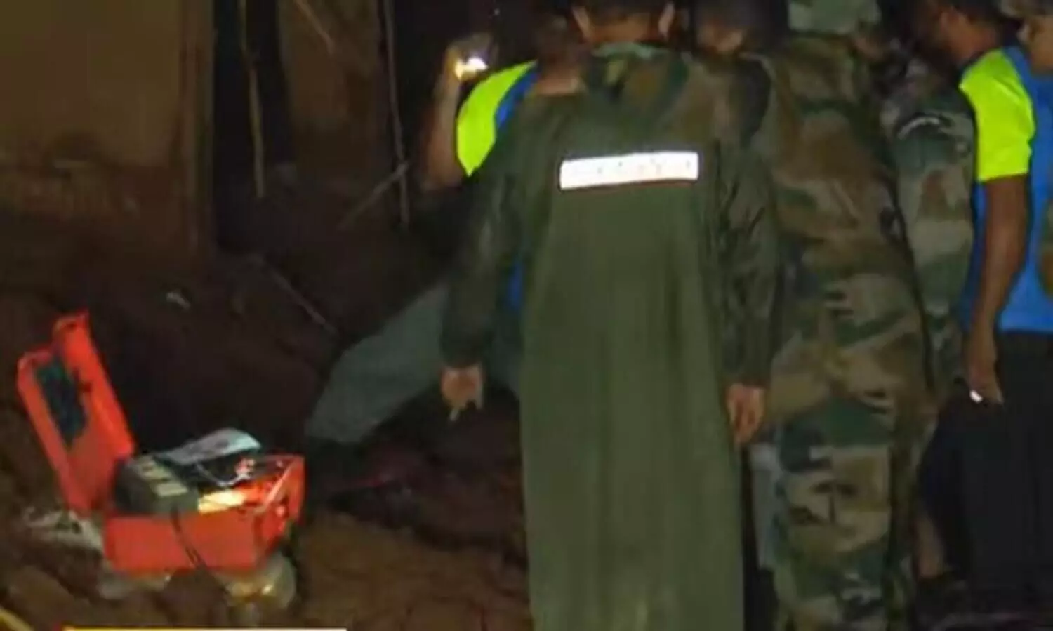 മൂന്നാം സിഗ്നലിലും ജീവന്‍റെ സാന്നിധ്യം; മുണ്ടക്കൈയിൽ രാത്രിയിലും പരിശോധന