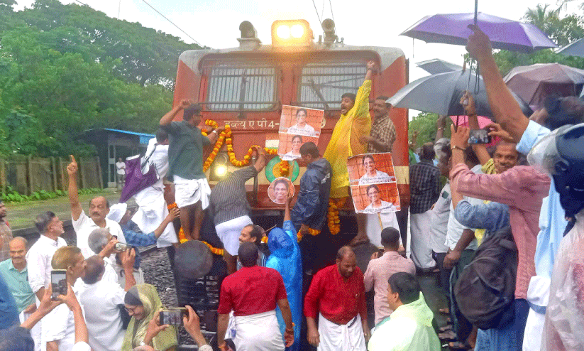 ഷൊർണൂർ-കണ്ണൂർ സ്പെഷൽ ട്രെയിനിന് പയ്യോളിയിൽ ഉജ്ജ്വല വരവേൽപ് ഷൊർണൂർ-കണ്ണൂർ സ്പെഷൽ ട്രെയിനിന് പയ്യോളിയിൽ ഉജ്ജ്വല വരവേൽപ്