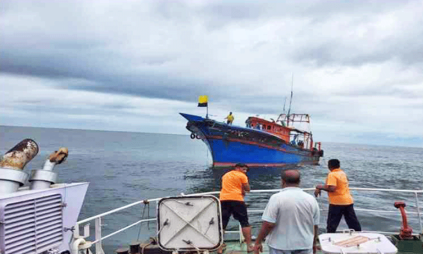 കടലിൽ കുടുങ്ങിയ 13 മത്സ്യ തൊഴിലാളികളെ രക്ഷപ്പെടുത്തി