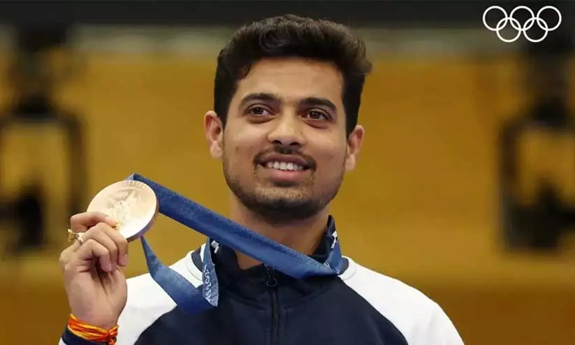 സ്വപ്നിലിന്റെ സ്വപ്നങ്ങൾക്ക് വിലങ്ങിട്ടിരുന്നതാര്?; ഒളിമ്പിക്സ് മെഡൽ നേട്ടത്തിന് പിന്നാലെ ചർച്ചയായി റെയിൽവേയുടെ പ്രമോഷൻ തടയൽ സ്വപ്നിലിന്റെ സ്വപ്നങ്ങൾക്ക് വിലങ്ങിട്ടിരുന്നതാര്?; ഒളിമ്പിക്സ് മെഡൽ നേട്ടത്തിന് പിന്നാലെ ചർച്ചയായി റെയിൽവേയുടെ പ്രമോഷൻ തടയൽ