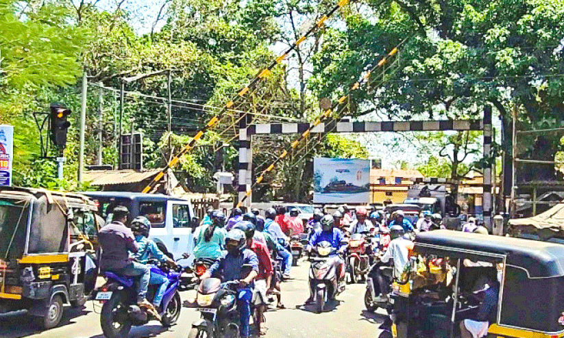 രണ്ട് പതിറ്റാണ്ടിന്റെ കാത്തിരിപ്പ്; യാഥാർഥ്യമാകാതെ കുണ്ടറ മേൽപാലം രണ്ട് പതിറ്റാണ്ടിന്റെ കാത്തിരിപ്പ്; യാഥാർഥ്യമാകാതെ കുണ്ടറ മേൽപാലം