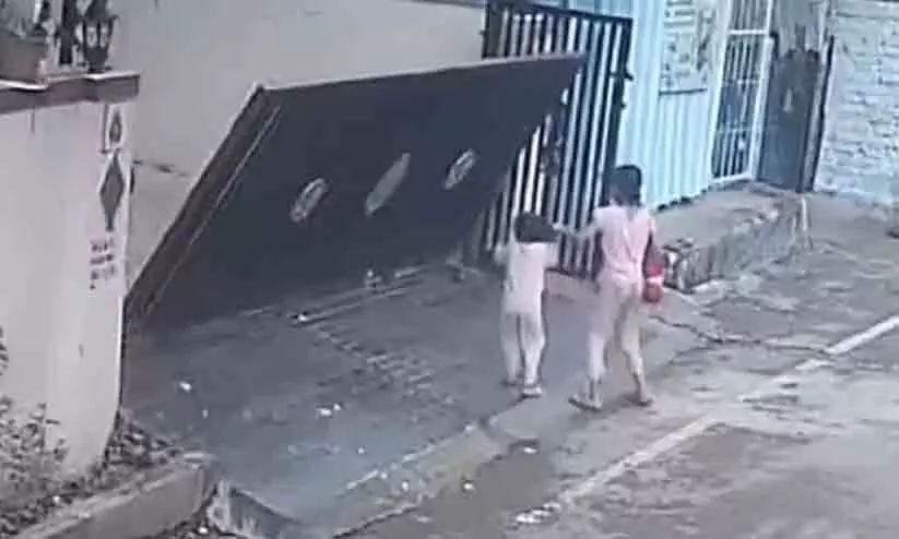 കളിച്ചുകൊണ്ടിരിക്കെ ഇരുമ്പ് ഗേറ്റ് ദേഹത്ത് വീണ് മൂന്നരവയസുകാരിക്ക് ദാരുണാന്ത്യം