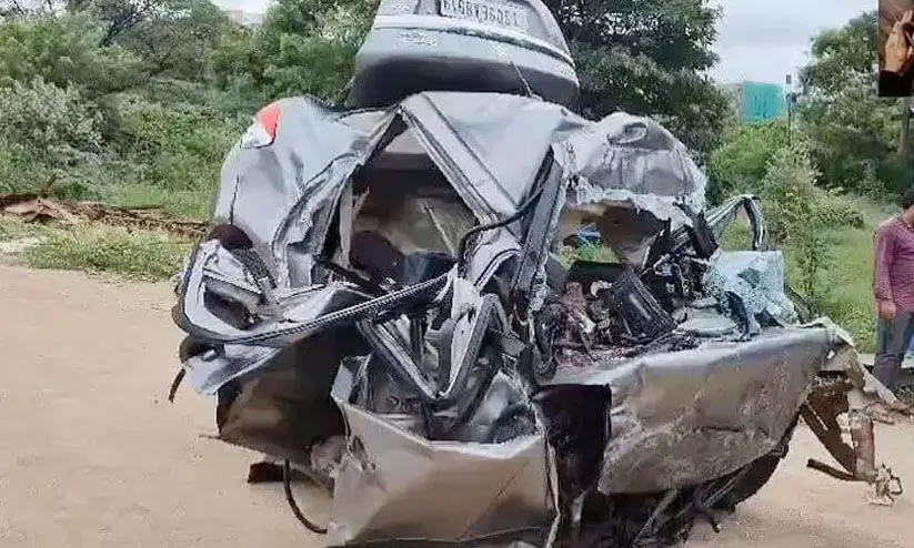 കാർ ഫ്ലൈ ഓവറിൽ ഇടിച്ച് വിദ്യാർത്ഥി മരിച്ചു കാർ ഫ്ലൈ ഓവറിൽ ഇടിച്ച് വിദ്യാർത്ഥി മരിച്ചു