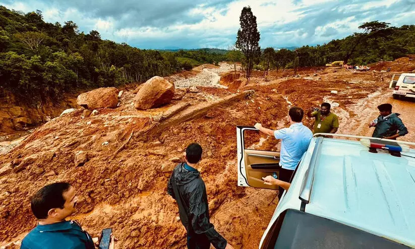 രണ്ടാംദിനവും ദുരന്തഭൂമിയിലെത്തി രാഹുലും പ്രിയങ്കയും; കോൺഗ്രസ് നൂറിലധികം വീടുകൾ നിർമിച്ചുനൽകും രണ്ടാംദിനവും ദുരന്തഭൂമിയിലെത്തി രാഹുലും പ്രിയങ്കയും; കോൺഗ്രസ് നൂറിലധികം വീടുകൾ നിർമിച്ചുനൽകും