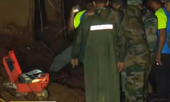 മൂന്നാം സിഗ്നലിലും ജീവന്റെ സാന്നിധ്യം; മുണ്ടക്കൈയിൽ രാത്രിയിലും പരിശോധന മൂന്നാം സിഗ്നലിലും ജീവന്റെ സാന്നിധ്യം; മുണ്ടക്കൈയിൽ രാത്രിയിലും പരിശോധന