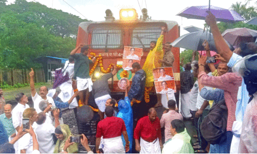 ഷൊ​ർ​ണൂ​ർ-​ക​ണ്ണൂ​ർ സ്പെ​ഷ​ൽ ട്രെ​യി​നി​ന് പ​യ്യോ​ളി​യി​ൽ ഉ​ജ്ജ്വ​ല വ​ര​വേ​ൽ​പ്