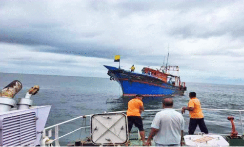 കടലിൽ കുടുങ്ങിയ 13 മത്സ്യ തൊഴിലാളികളെ രക്ഷപ്പെടുത്തി