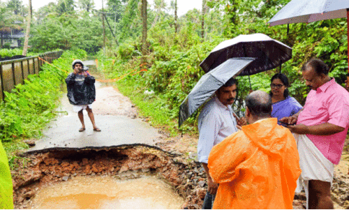 കു​ടി​വെ​ള്ള വി​ത​ര​ണം മു​ട​ങ്ങി​യി​ട്ട് അ​ഞ്ച് ദി​വ​സം