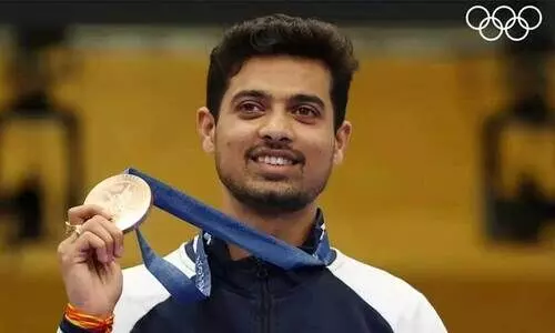 സ്വപ്നിലിന്റെ സ്വപ്നങ്ങൾക്ക് വിലങ്ങിട്ടിരുന്നതാര്?; ഒളിമ്പിക്സ് മെഡൽ നേട്ടത്തിന് പിന്നാലെ ചർച്ചയായി റെയിൽവേയുടെ പ്രമോഷൻ തടയൽ