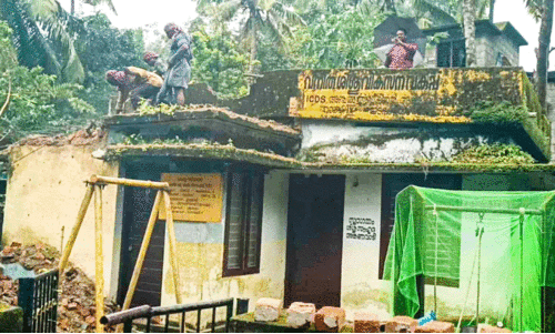 തകർച്ചയിലായ അംഗൻവാടി കെട്ടിടം പൊളിച്ചുതുടങ്ങി
