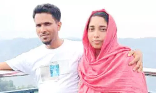 ഷം​സു​വും ഭാ​ര്യ ഷ​ബ്ന​യും