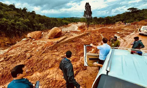 രണ്ടാംദിനവും ദുരന്തഭൂമിയിലെത്തി രാഹുലും പ്രിയങ്കയും; കോൺഗ്രസ് നൂറിലധികം വീടുകൾ നിർമിച്ചുനൽകും