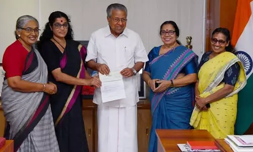 മഹിളാ അസോസിയേഷൻ 35 ലക്ഷം കൈമാറി