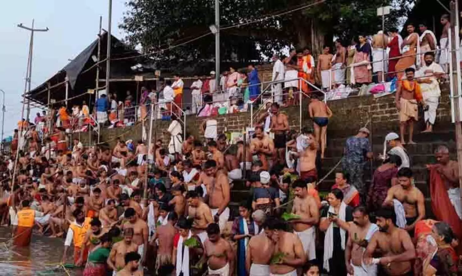 ബലിപിണ്ഡങ്ങൾ നിള ഏറ്റുവാങ്ങി; ഉറ്റവർക്ക് സായൂജ്യം