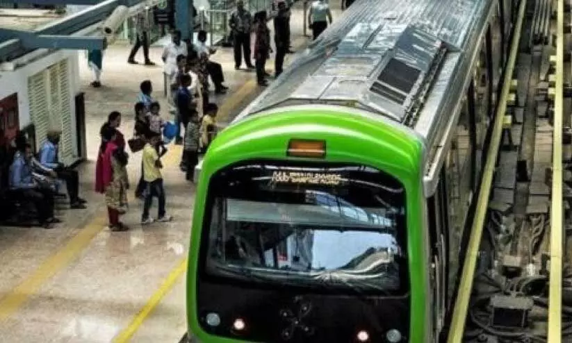 മെട്രോ ട്രാക്കിൽവീണ് നാലു വയസ്സുകാരന് പരിക്ക് മെട്രോ ട്രാക്കിൽവീണ് നാലു വയസ്സുകാരന് പരിക്ക്