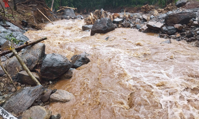 ഉരുൾപൊട്ടൽ ഭീഷണി: നൂറോളം കുടുംബങ്ങളെ മാറ്റി