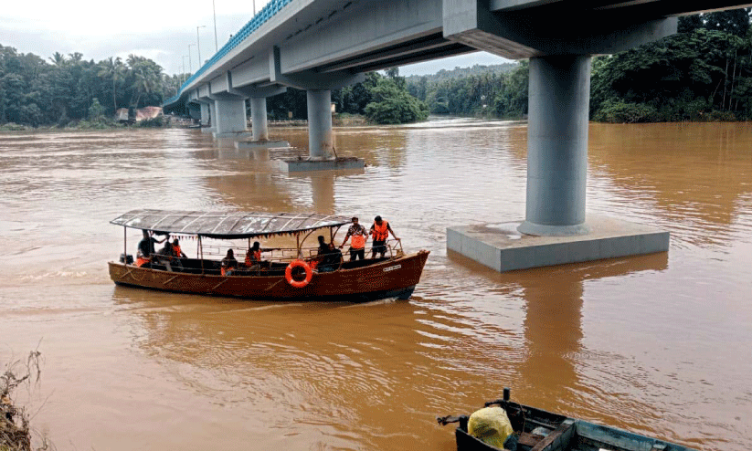 ചാലിയാറിലൂടെ ഒഴുകിവന്ന മൃതദേഹങ്ങളോ ശരീര ഭാഗങ്ങളോ ഇല്ലെന്ന് ഉറപ്പുവരുത്താനാണ് പരിശോധന