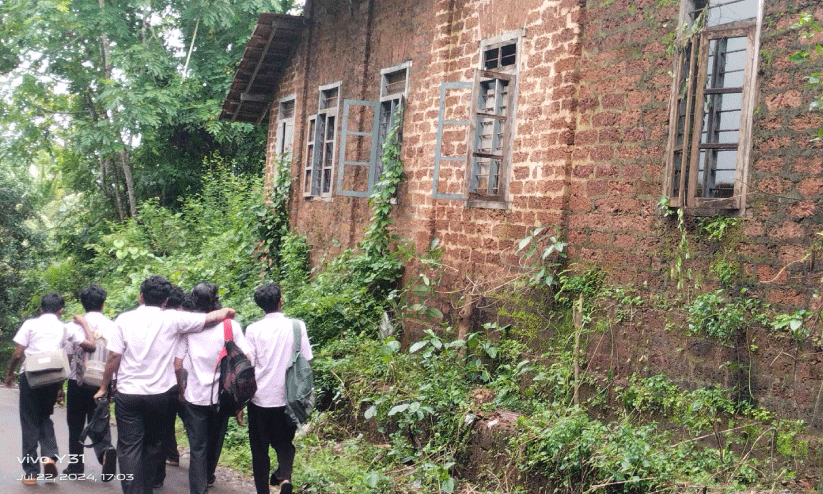 സ്വ​കാ​ര്യ കെ​ട്ടി​ടം അ​പ​ക​ട നി​ല​യി​ൽ; ജ​ന​ം ഭീ​തി​യി​ൽ