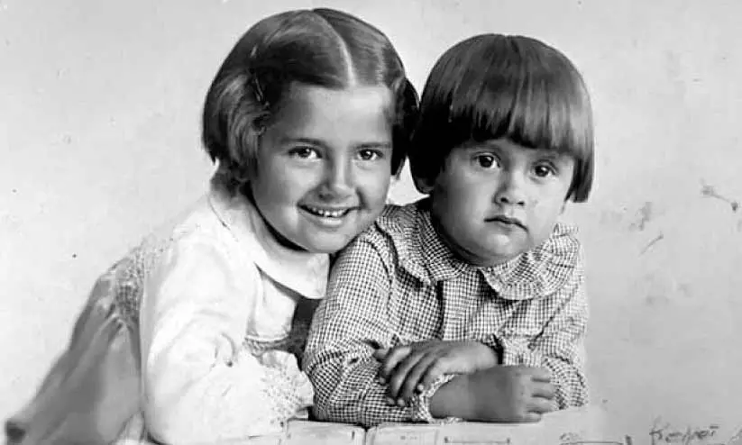 എസ്​തറി​ന്റെ മക്കൾ നാ​നും (ആ​ൻ) ത​ങ്ക​യും (എ​ല​ൻ)